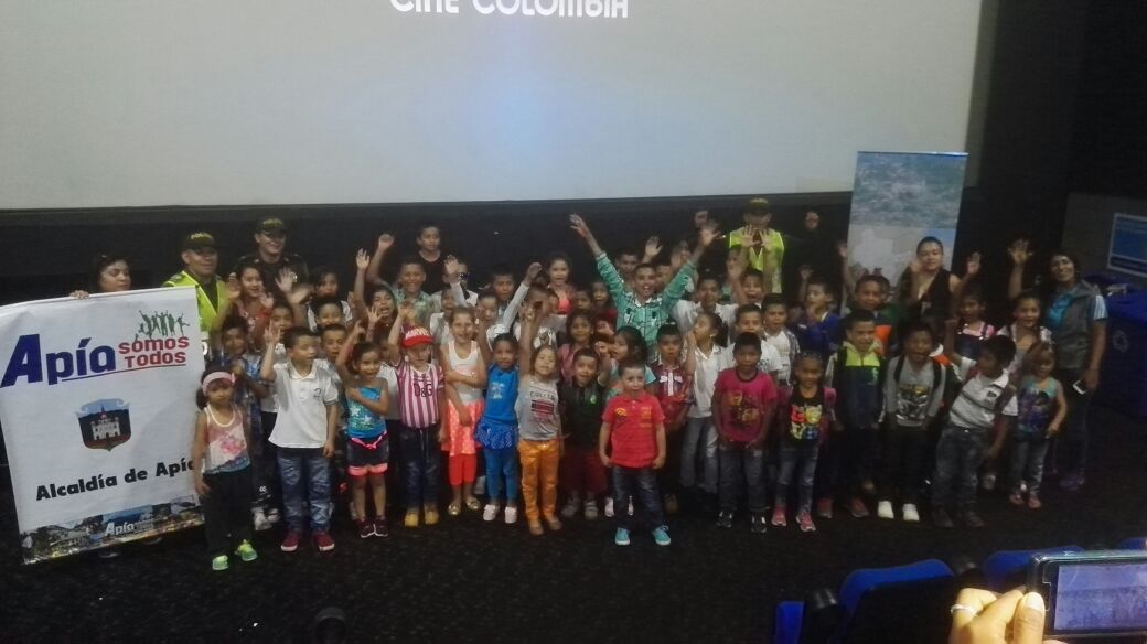 70 niños visitaron el cine, juegos mecanicos y un canal de televisión 