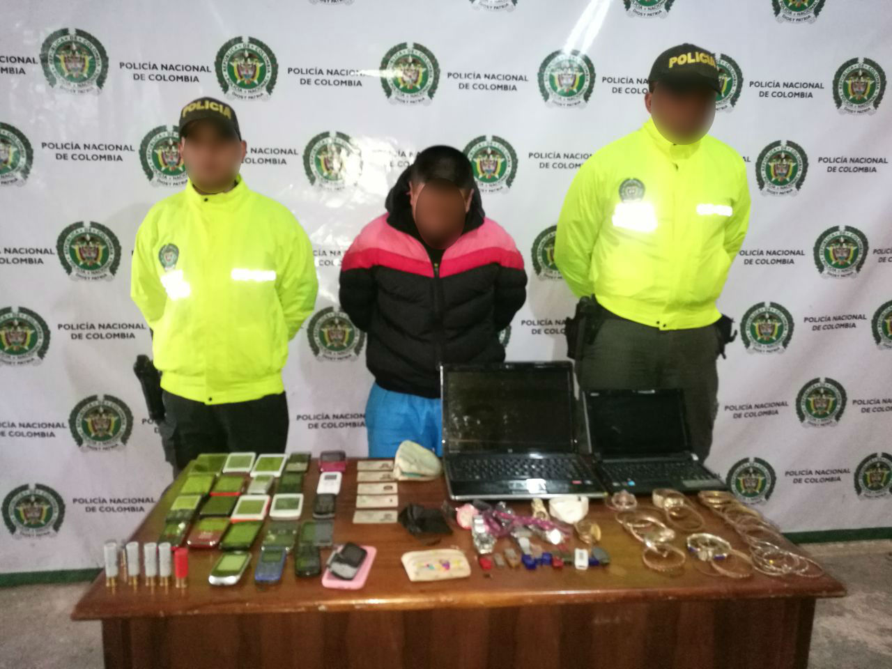 Allanada casa donde fueron recuperados varios bolsos de mujer, celulares y documentos hurtados