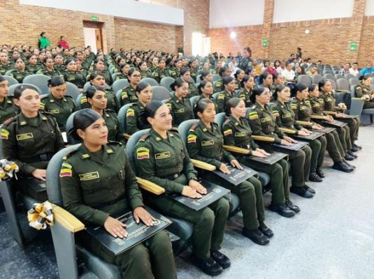 En el auditorio de la Escuela de Carabineros Provincia de Vélez se desarrolló evento académico.