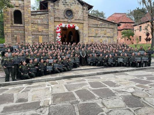 En el auditorio de la Escuela de Carabineros Provincia de Vélez se desarrolló evento académico.