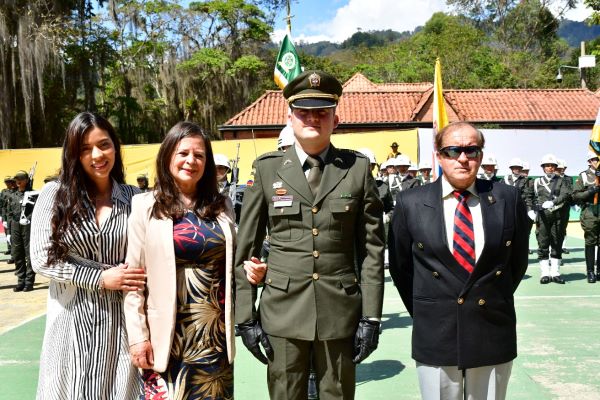 En las instalaciones de la Escuela de Carabineros Provincia de Vélez fueron ascendidos 05 señores oficiales