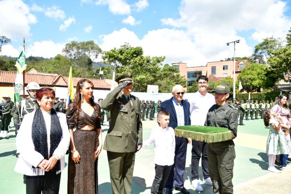 En las instalaciones de la Escuela de Carabineros Provincia de Vélez fueron ascendidos 05 señores oficiales