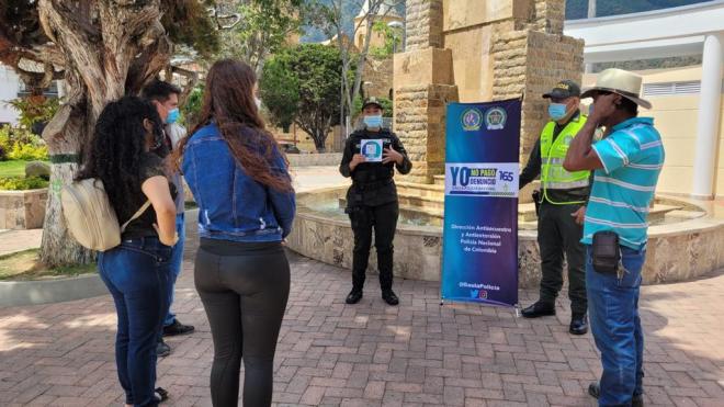 Policía dictando charla