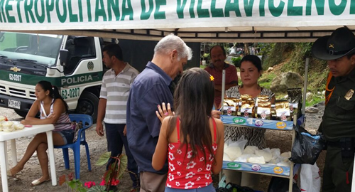 POLICÍA DE LA MANO CON EL CAMPO