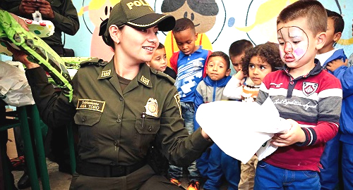 kits-escolares-policia-escuela-investigacion-criminal-niños