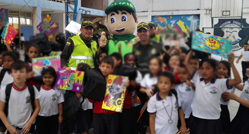 POLICIA NACIONAL-cambiaron- juguetes- belicos- kits escolares