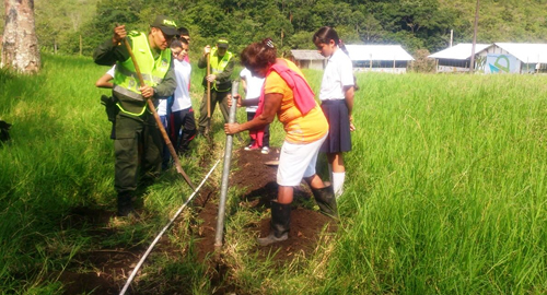 Policía de Risaralda comprometida con los planteles estudiantiles creo un acueducto rural