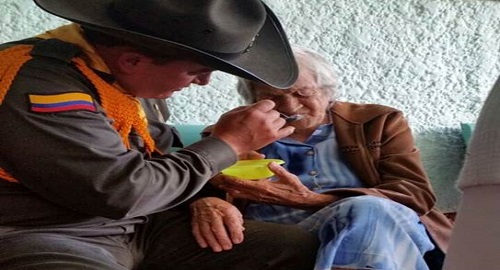 121214-antioquia-ancianos-almuerzo-comunidad