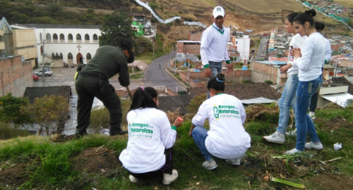 POLICIA NACIONAL-siembra-arboles-policia ambiental-juventud-naturaleza
