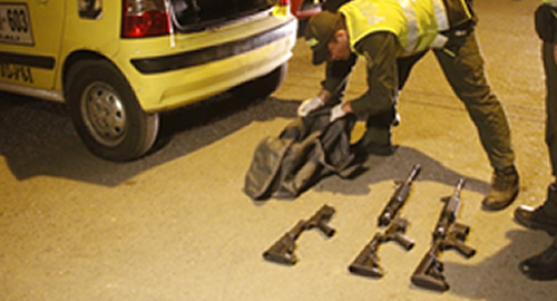 operativos Policía capturó a un hombre que transportaba tres fusiles M4 de asalto