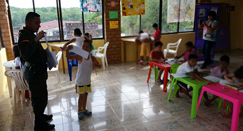 070515-policias-profesores-ninos-paro-maestros-putumayo