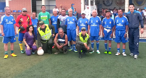 abuelos partido de futboll