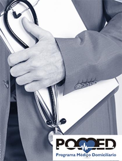 médico porta en sus manos documentos 